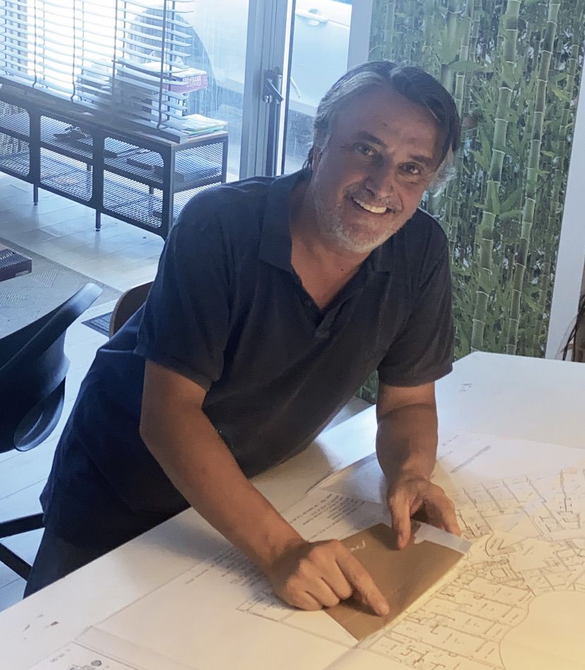 Gérard Llop travaillant sur des plans architecturaux